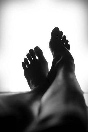 black-and-white-person-feets-pedicure300